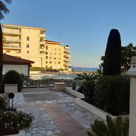 Apartment Bright Near With Pool